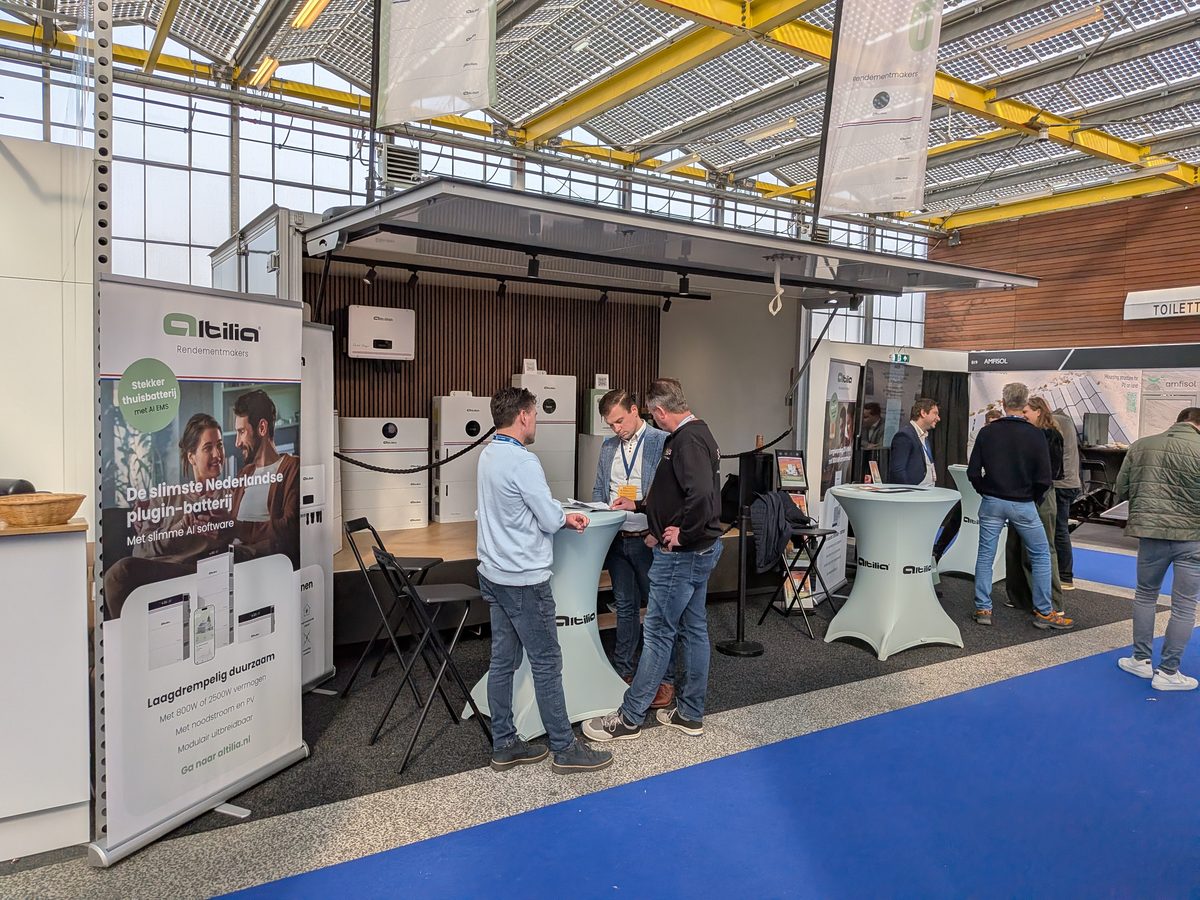 Bezoekers in gesprek in de Altilia-beursstand