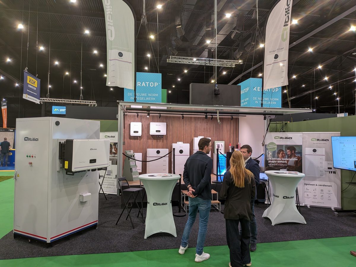 Energiekast van 112 kWh op de beursstand van Altilia, met bezoekers in gesprek