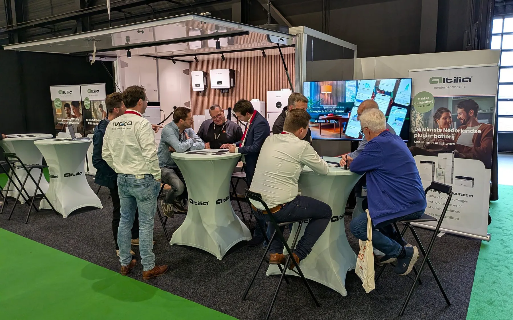 Gesprekken aan de statafels op de Altilia-beursstand