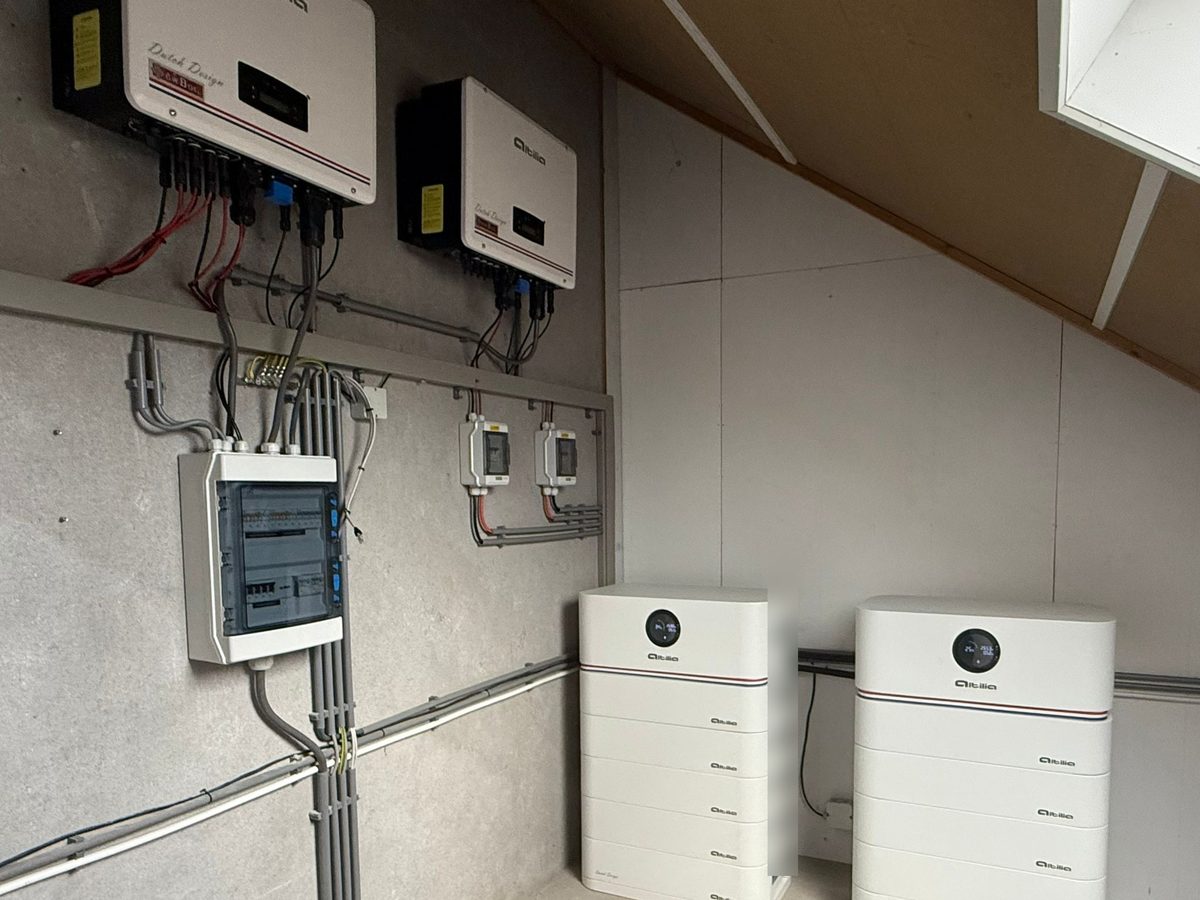 Twee Altilia-stapelbatterijen met omvormers en een groepenkast in een technische ruimte