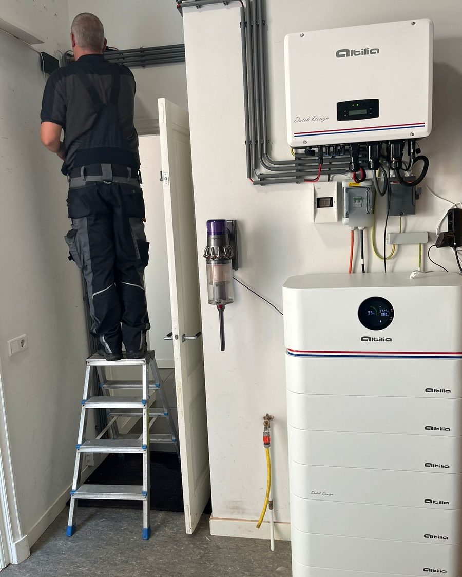 Installateur aan het werk bij een meterkast en een Altilia-omvormer