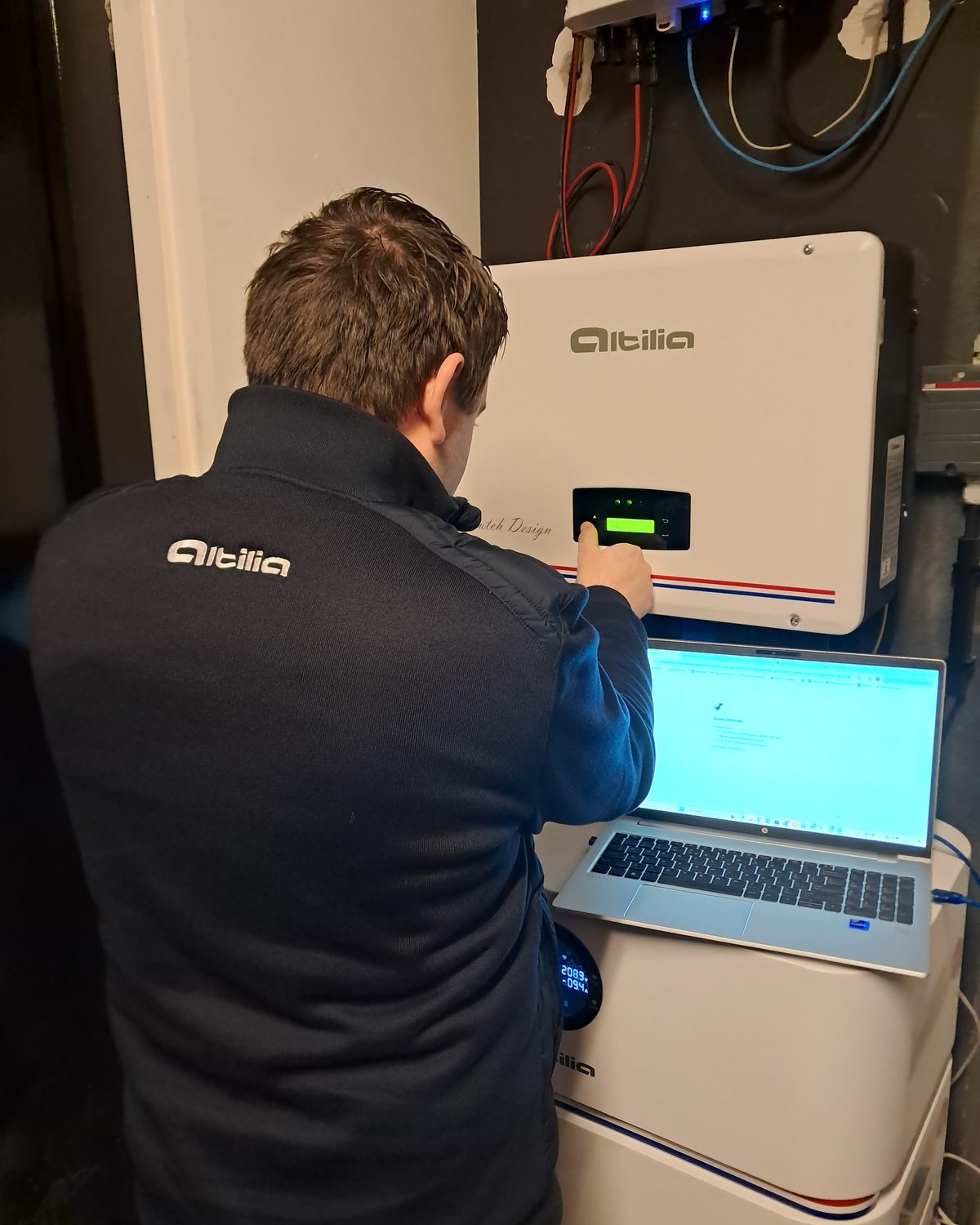 Collega van Altilia stelt een thuisbatterij in bedrijf met een laptop