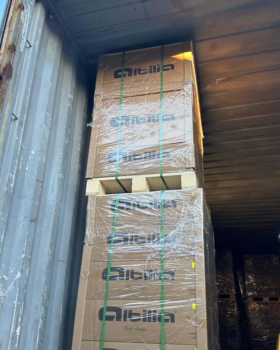 Pallets met dozen van Altilia