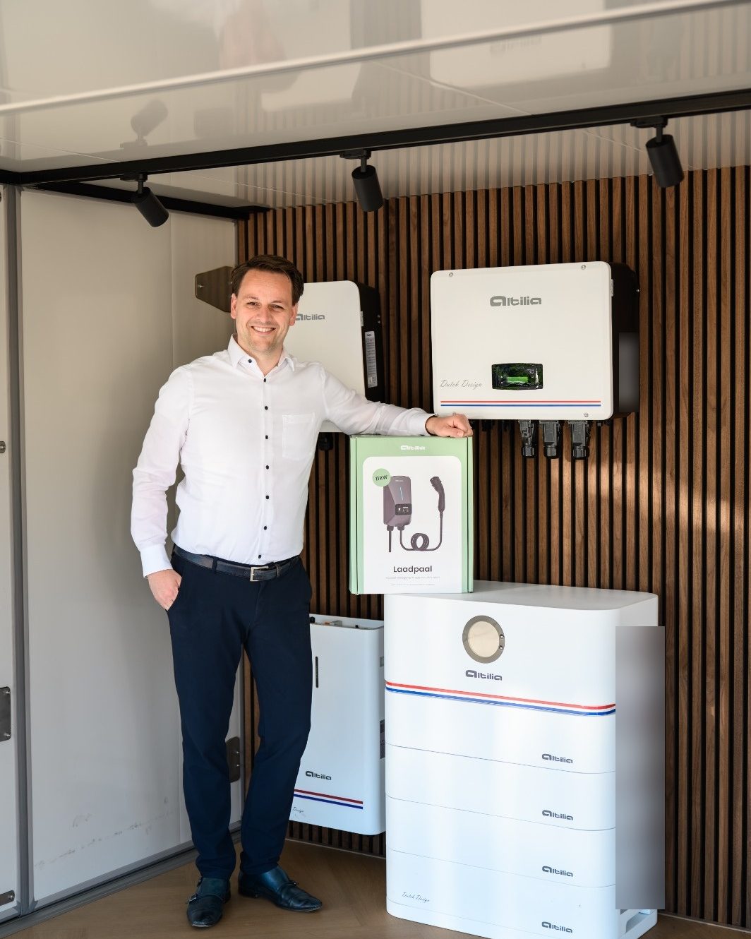 Collega van Altilia in de showroom, naast de productwand