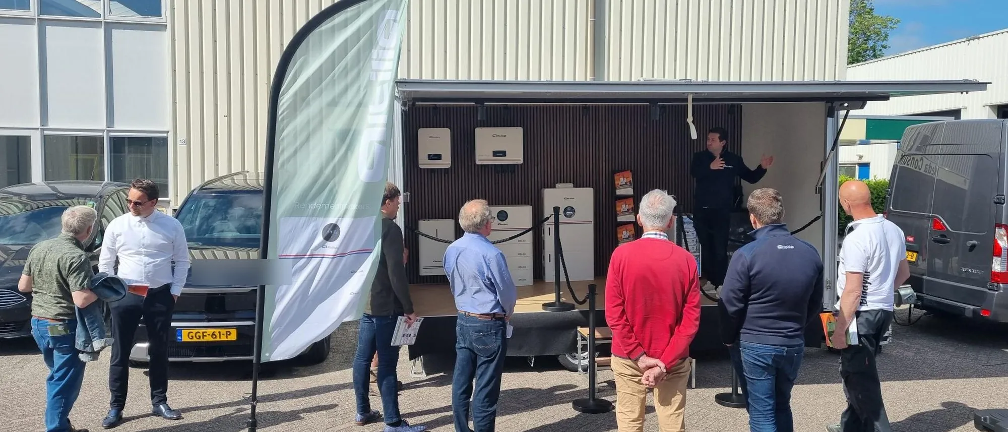 Collega van Altilia geeft een presentatie bij de showroomtrailer