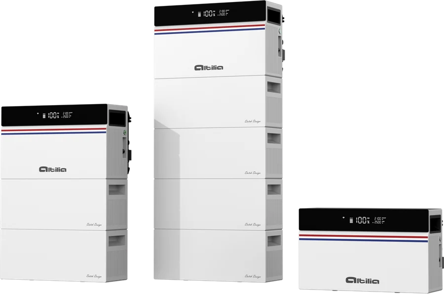 Drie opstellingen van de Altilia plug-in batterij: met één, drie en vijf blokken op elkaar