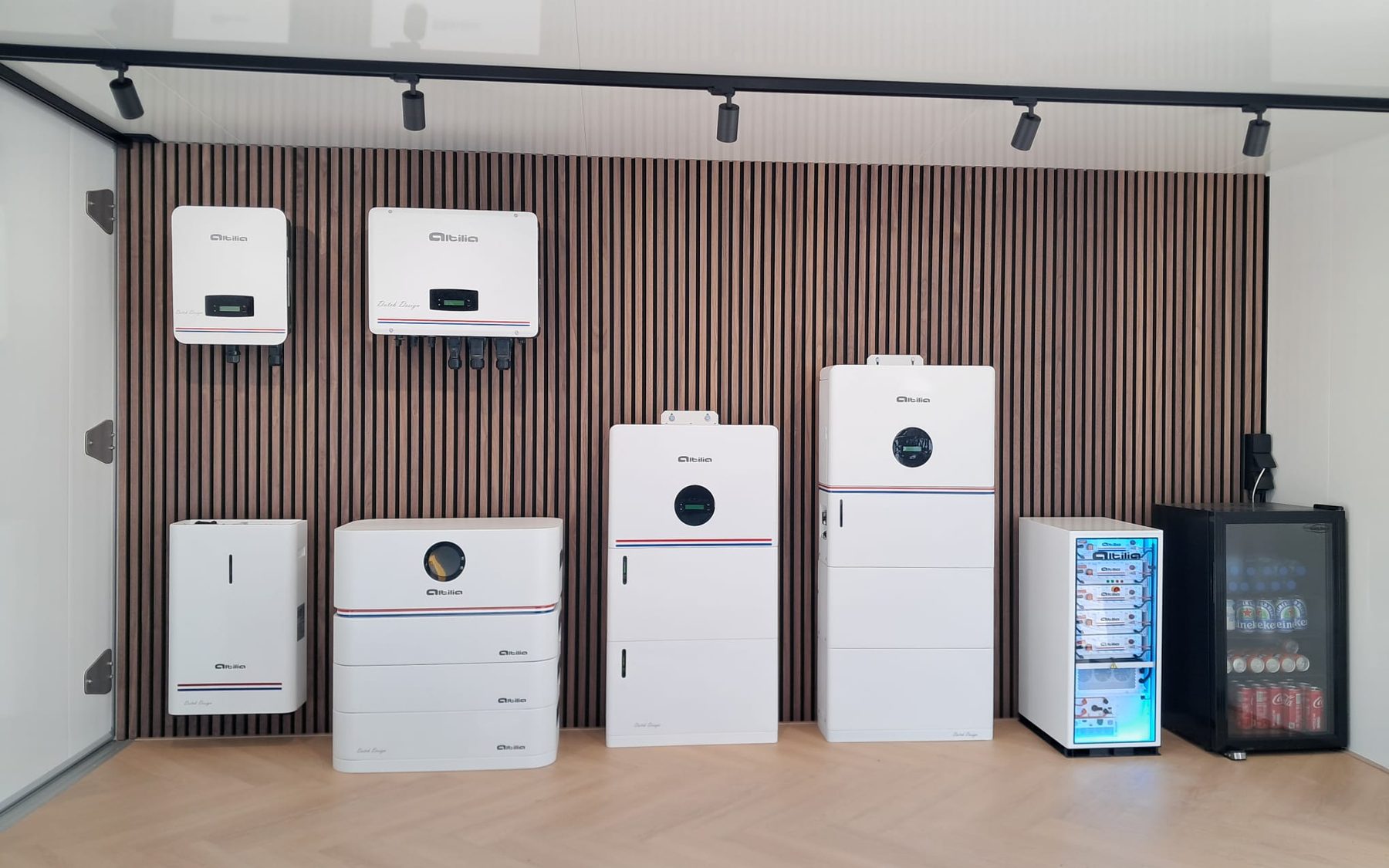 Productwand met Altilia-batterijen en hybride omvormers; links onder hangt het wandmodel