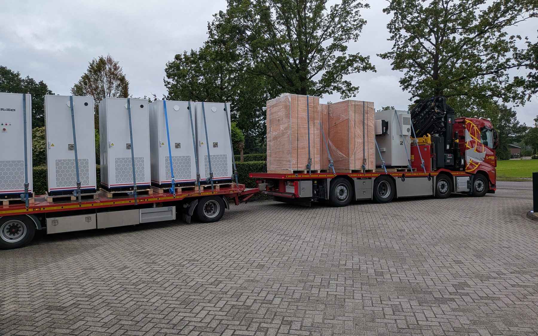 Altilia energiekasten op een vrachtwagen met kraan, klaar om naar de klant te gaan